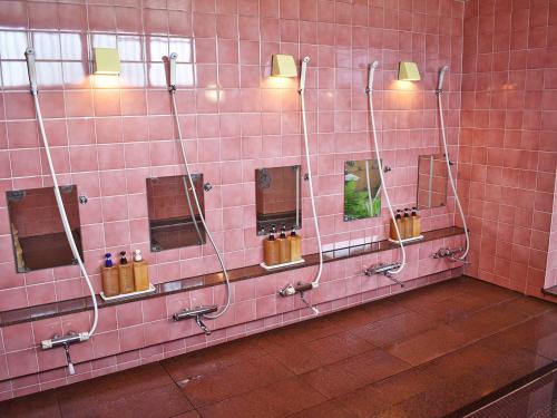 EchizenHotel Akaboshitei - Vacation STAY 57417v的浴室设有粉红色的瓷砖墙和镜子