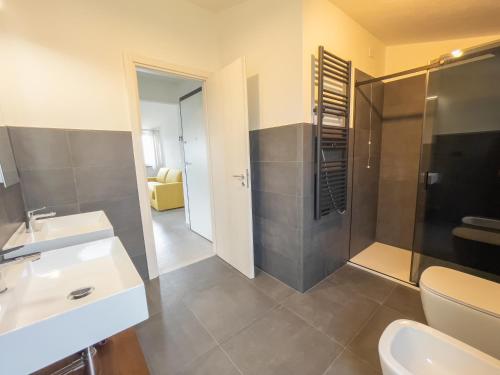 莫内利亚Podere Belvedere的带淋浴、盥洗盆和卫生间的浴室