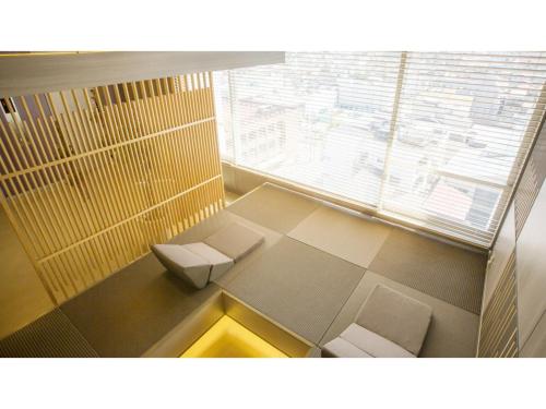 高山Spa Hotel Alpina Hida Takayama - Vacation STAY 51628v的一间设有两把白色椅子和窗户的房间