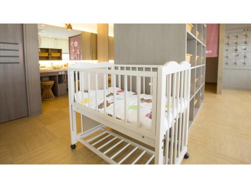 高山Spa Hotel Alpina Hida Takayama - Vacation STAY 51628v的带厨房的客房内的白色婴儿床
