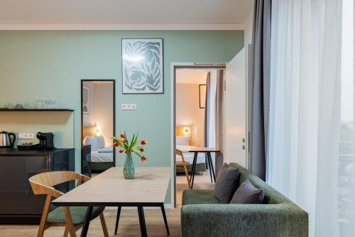 柏林Nena Apartments Berlin - Adlershof - "New Opening 2024"的客厅配有沙发和桌子