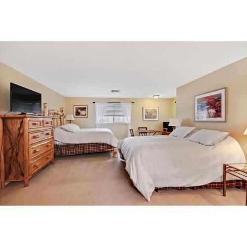 Emigrant7 Point Ranch的一间卧室配有两张床和电视。