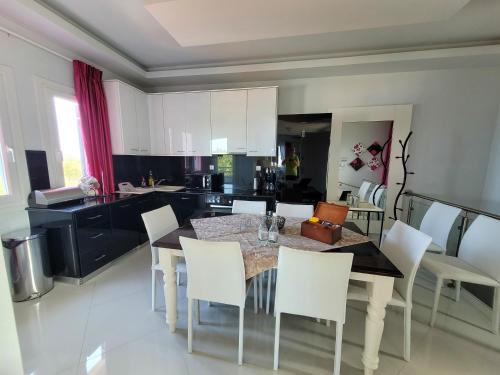 阿吉奥斯伊欧尼斯Centaur Villa的厨房以及带桌椅的用餐室。