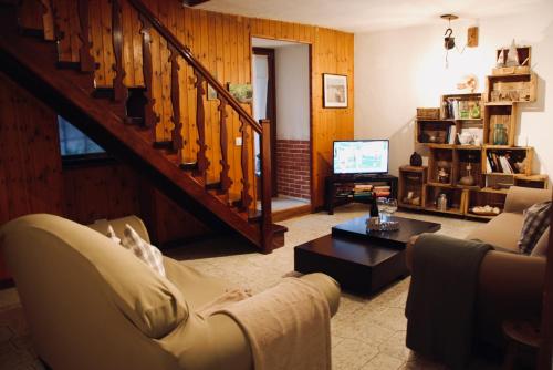 努斯Cà Mia的带沙发和电视的客厅