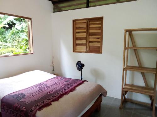 别霍港Almendra de Montaña的一间卧室设有一张床和一个书架