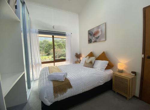 沃伯顿Riverlin Estate的一间卧室设有一张床和一个大窗户
