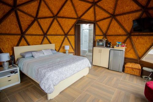 圣希尔Glamping Monteverde San gil的蒙古包内一间卧室,配有一张床