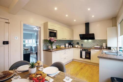 利兹Stylish and cosy cottage in the heart of Yorkshire的厨房配有餐桌和食物