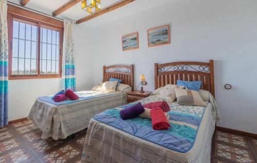 RíofríoCasa Rural Pío的一间卧室配有两张带枕头的床。