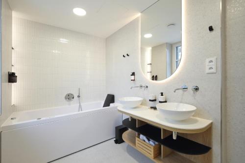 利贝雷茨Apartmány Vila Terasy的浴室设有2个水槽、浴缸和镜子