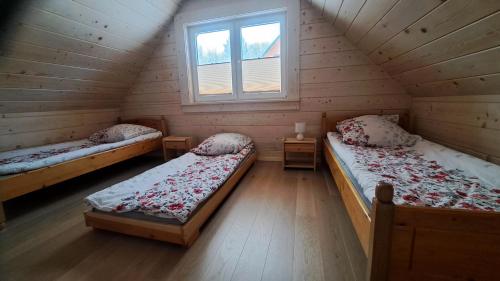 RoztokiDomki na polanie的阁楼间 - 带两张床和窗户