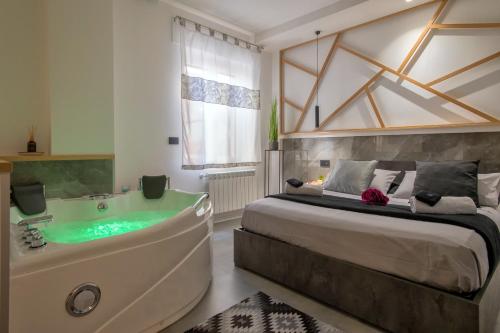 阿尔盖罗saige holidays的一间卧室设有一张大床和一个浴缸