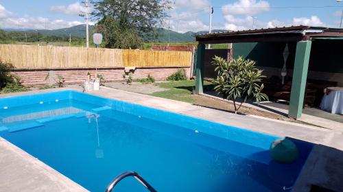 萨尔塔Casa de campo El Ceibal的院子里的大型蓝色游泳池