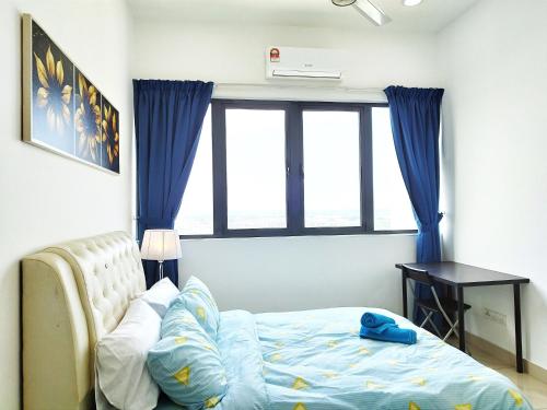 普崇PuchongIsland WindyStay3R2B8Pax AT D'Island的一间卧室设有一张床和一个窗口