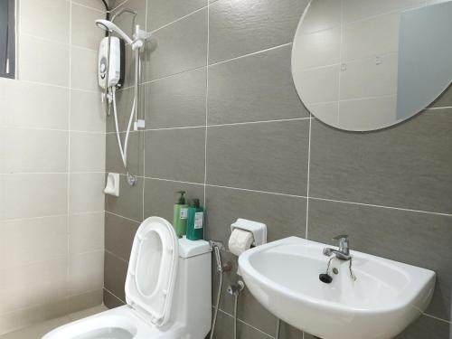 普崇PuchongIsland 100MbpsWindyStay3R2B8Pax at D'Island的一间带卫生间、水槽和镜子的浴室