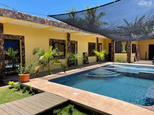 圣何塞港Puerto Vallarta casas vacacionales的一座房子后院的游泳池