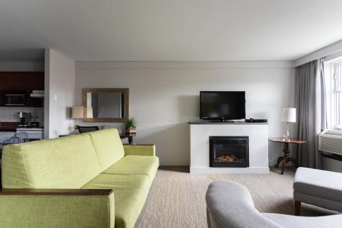 魁北克市尚普兰酒店的带沙发和壁炉的客厅