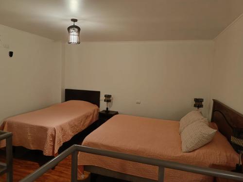 卡尔德拉Cafetto Hostal的小房间设有两张床和楼梯
