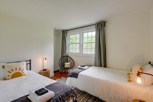 拉德洛Birch House: Cozy Cabin 5 min from Okemo的一间卧室设有两张床和窗户。