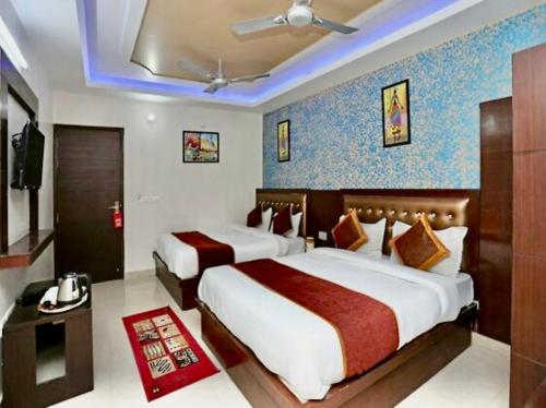 TājganjHotel The Blue rose 500mtr Taj的酒店客房设有两张床和电视。