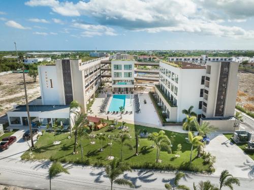蓬塔卡纳Hotel Faranda Single 1 Punta Cana - Adults Only的享有带游泳池的度假村的空中景致
