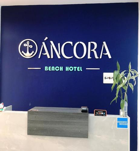 曼克拉Áncora Beach Hotel的海滩酒店蓝墙标志