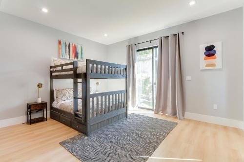 洛杉矶Brand New 9 Modern Bedroom Compound in Pickfair Village的儿童卧室设有婴儿床和大窗户