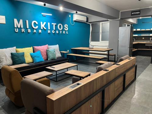 斯科普里Mickitos Urban Hostel的一个坐落着一张沙发和桌子的Michikos城市医院的大厅
