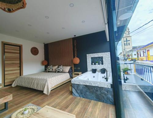 萨兰托Habitacion Deluxe 2 con Jacuzzi a 20 mt del parque的一间卧室配有一张床和浴缸