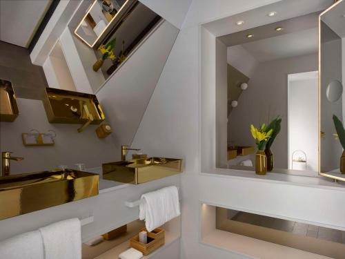 伦敦Nobu Hotel London Shoreditch的一间带水槽和镜子的浴室
