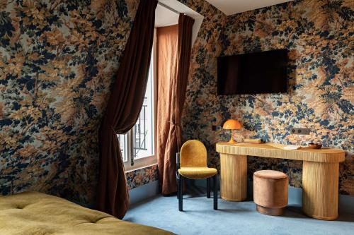 巴黎Hotel Florida Paris的一间卧室配有一张床、一张书桌和一台电视