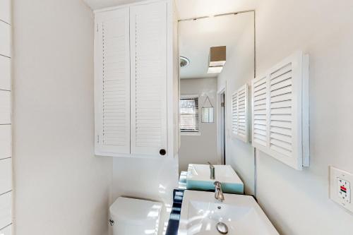 拉伯克Mid-Century Memories的白色的浴室设有水槽和卫生间。