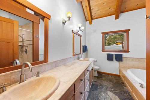 阿尔卑斯山草甸Copperleaf Lodge - Updated Alpine Meadows Chalet w Private Hot Tub, Ski Shuttle!的浴室设有2个水槽和镜子