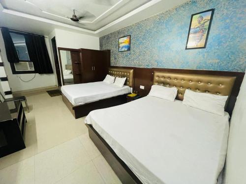 Nagla DhīmarHotel AC family Rooms的酒店客房 - 带两张床