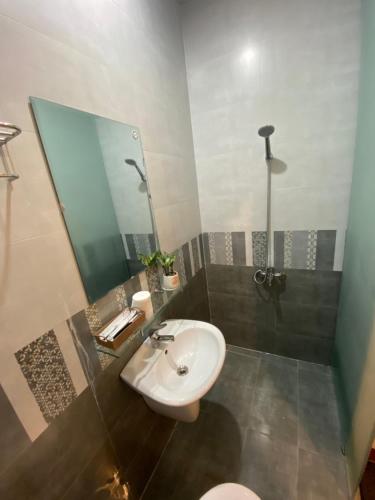 洞海Ju’s House的一间带水槽、镜子和卫生间的浴室