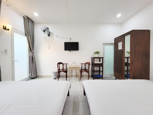 Xuyên MộcAmy Motel Xuyên Mộc的一间客房配有两张床和一张桌椅