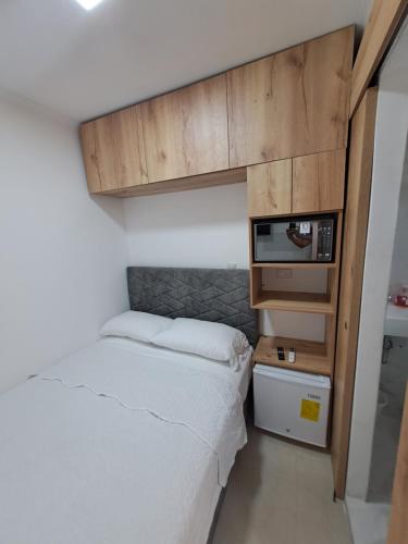 瓜亚基尔Ultra mini suite privada con baño的一间带床和电视的小卧室