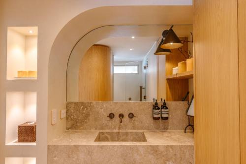努萨角Netanya Noosa - Beachfront Resort的一间带水槽和镜子的浴室