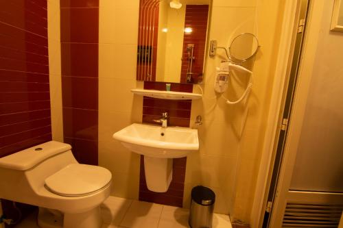 达曼ريف الشرقية للشقق الفندقية的一间带卫生间和水槽的浴室