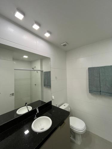 莫索罗Studio cama King Size Westfit.的一间带卫生间、水槽和镜子的浴室