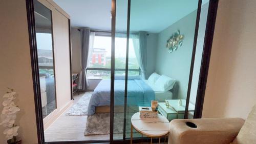 Ban Tha HinResort Style Condo Suksawat 64 Bangkok ND的一间卧室配有一张床和镜子