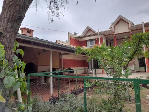 塔里哈Cómo en hogar的前面有绿色围栏的房子