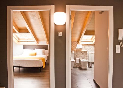 圣地亚哥－德孔波斯特拉圣地亚哥勒克司公寓式酒店的一间带一张床铺的卧室,位于带天花板的房间内