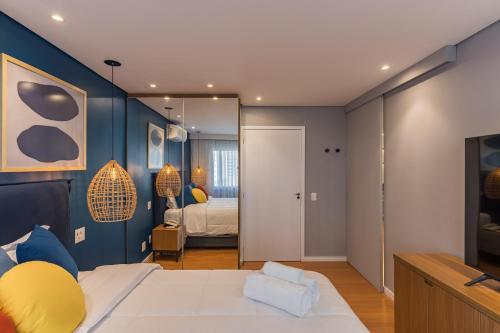 圣保罗Cyclinn Berrini的一间拥有蓝色墙壁的卧室和一张带镜子的床