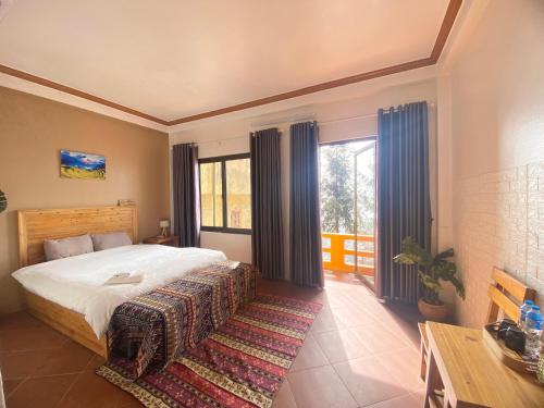萨帕GO SAPA HOSTEL的一间卧室设有一张床和一个大窗户