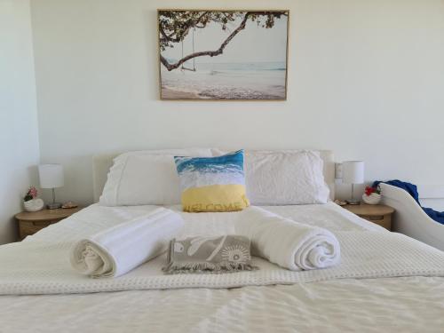 麦凯Dolphin Heads - Resort Unit - Absolute Beachfront! - Whitsunday Getaway!的一间卧室配有带毛巾的床