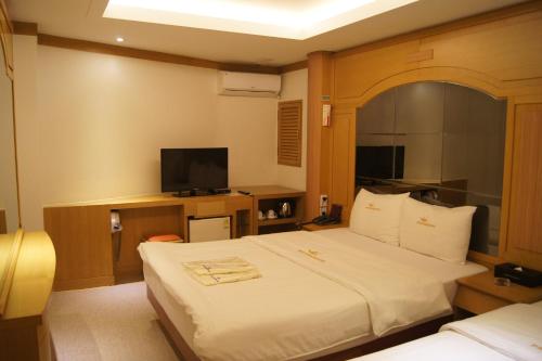 首尔公主酒店的配有一张床和一台平面电视的酒店客房