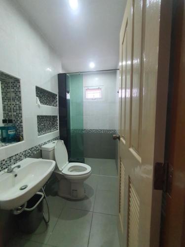 Ban Nong Srahhouse near natureบ้านใกล้ธรรมชาต的浴室配有卫生间、盥洗盆和淋浴。