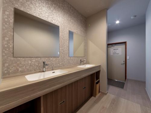 中津川市岩寿莊日式旅馆的一间带两个盥洗盆和大镜子的浴室