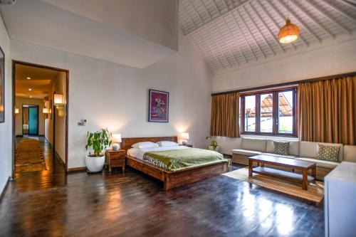 塞米亚克Melo Suites Hotel的一间卧室设有一张床和一间客厅。